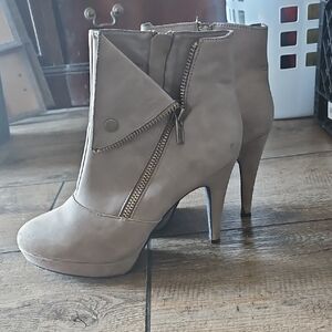 2 Lips Too Taupe Ankle Boots, sz 11
